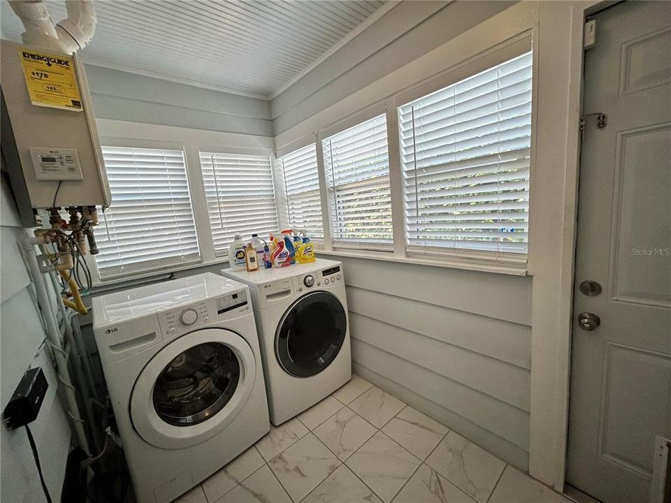 В аренду: $4,850 (2 спален, 2 ванн, 1274 Квадратных фут)