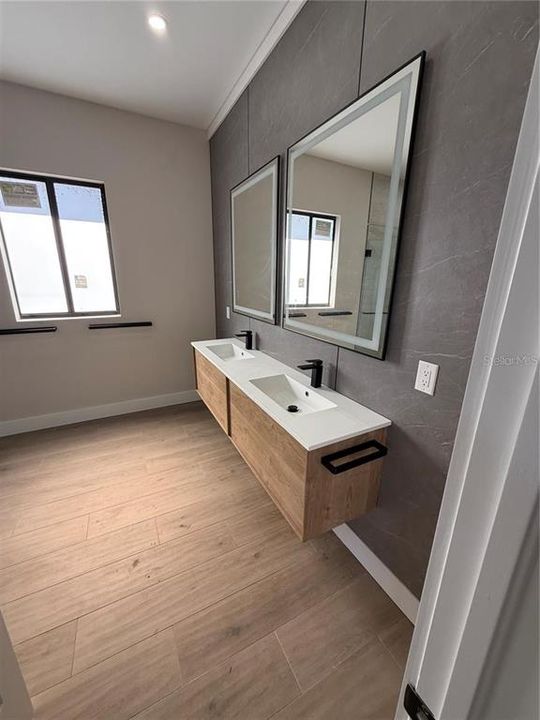 En Renta: $2,950 (3 camas, 2 baños, 2100 Pies cuadrados)