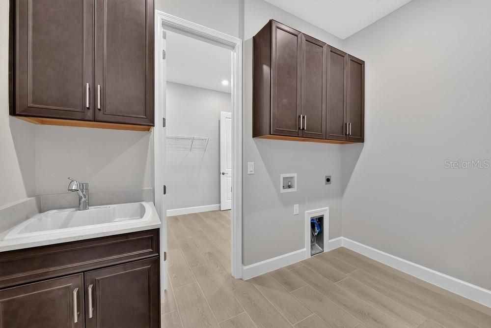 En Venta: $703,224 (3 camas, 3 baños, 2085 Pies cuadrados)