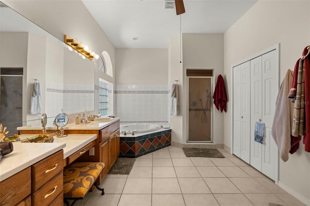 Activo con contrato: $668,900 (5 camas, 4 baños, 3394 Pies cuadrados)