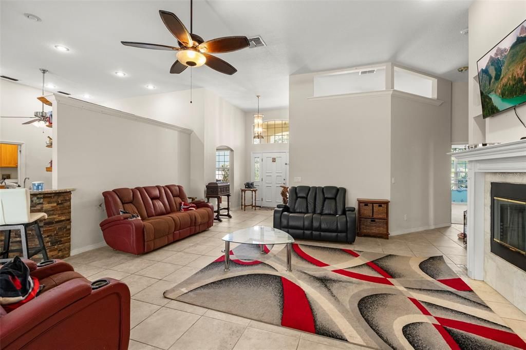 Activo con contrato: $668,900 (5 camas, 4 baños, 3394 Pies cuadrados)