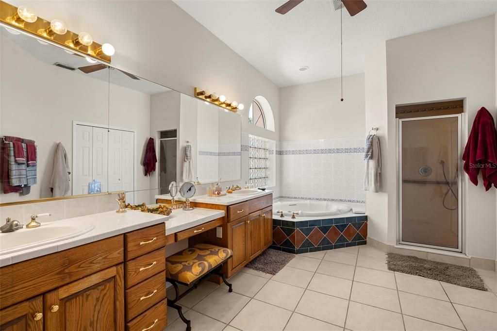 Activo con contrato: $668,900 (5 camas, 4 baños, 3394 Pies cuadrados)