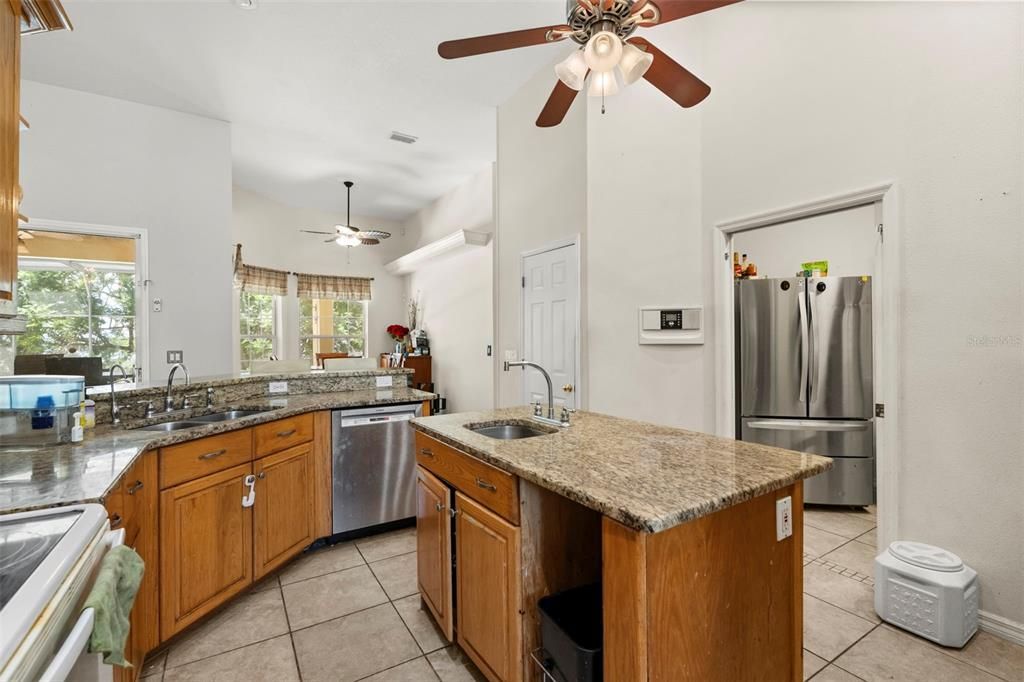 Activo con contrato: $668,900 (5 camas, 4 baños, 3394 Pies cuadrados)