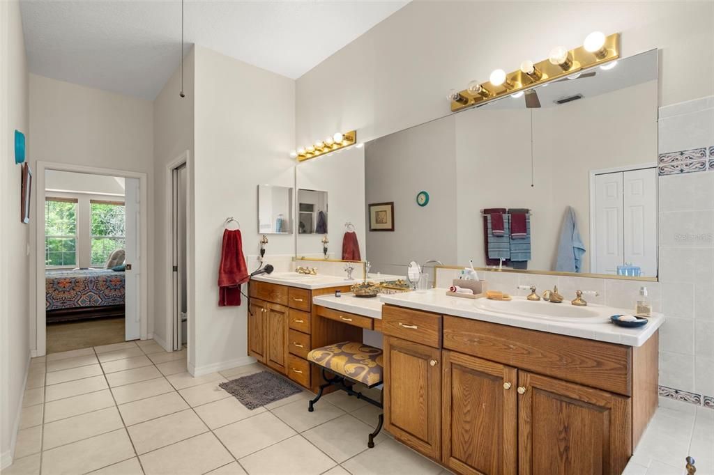 Activo con contrato: $668,900 (5 camas, 4 baños, 3394 Pies cuadrados)
