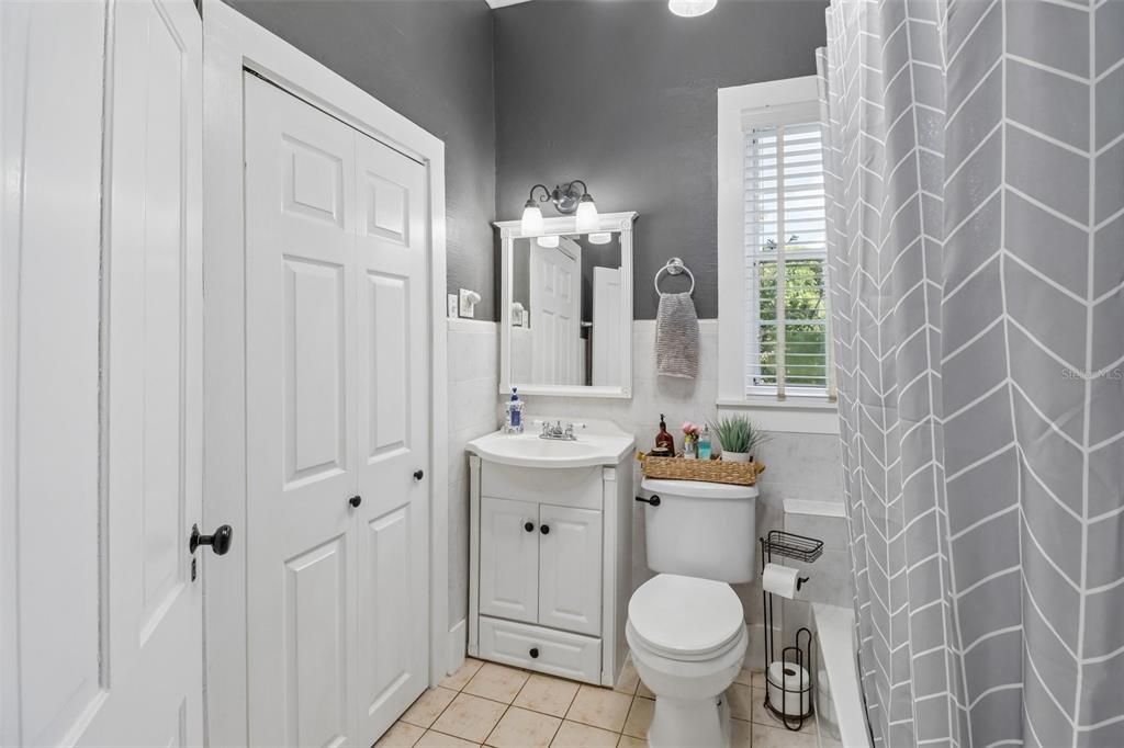 For Sale: $799,000 (5 beds, 2 baths, 3714 Square Feet)