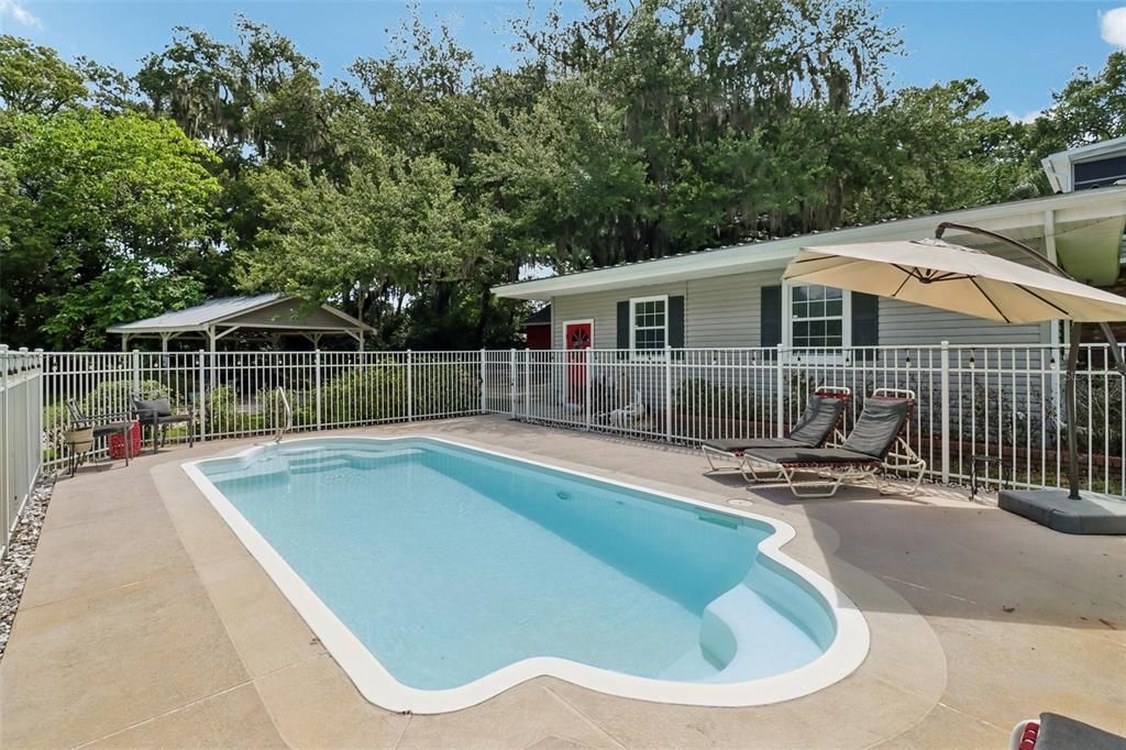 For Sale: $799,000 (5 beds, 2 baths, 3714 Square Feet)