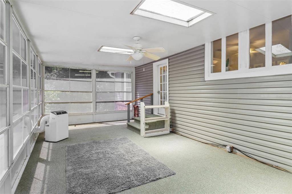For Sale: $799,000 (5 beds, 2 baths, 3714 Square Feet)