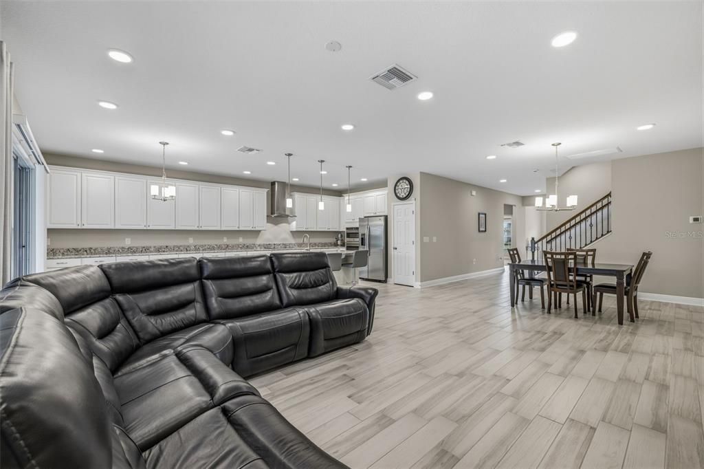 For Sale: $649,000 (5 beds, 4 baths, 3155 Square Feet)