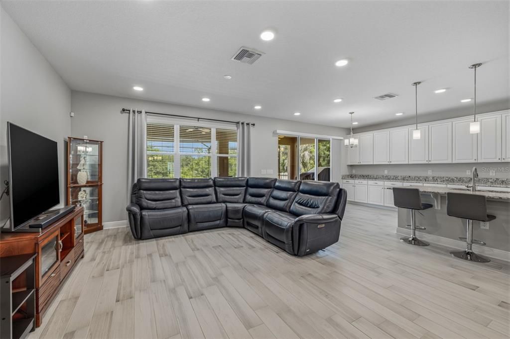 For Sale: $649,000 (5 beds, 4 baths, 3155 Square Feet)