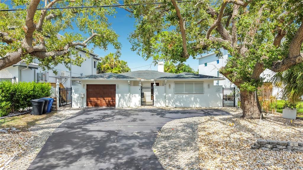 For Sale: $1,250,000 (3 beds, 3 baths, 2201 Square Feet)