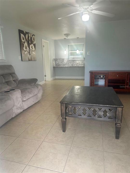 For Sale: $190,000 (2 beds, 1 baths, 864 Square Feet)