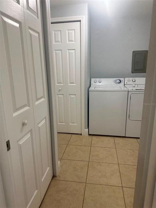 For Sale: $190,000 (2 beds, 1 baths, 864 Square Feet)