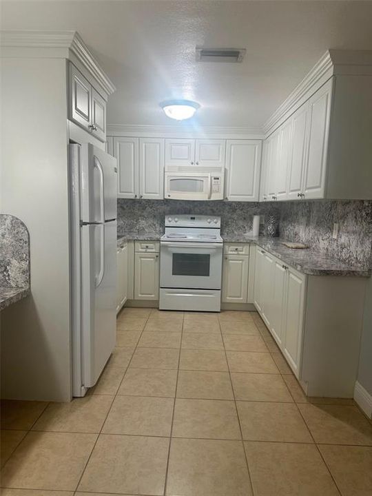 For Sale: $190,000 (2 beds, 1 baths, 864 Square Feet)