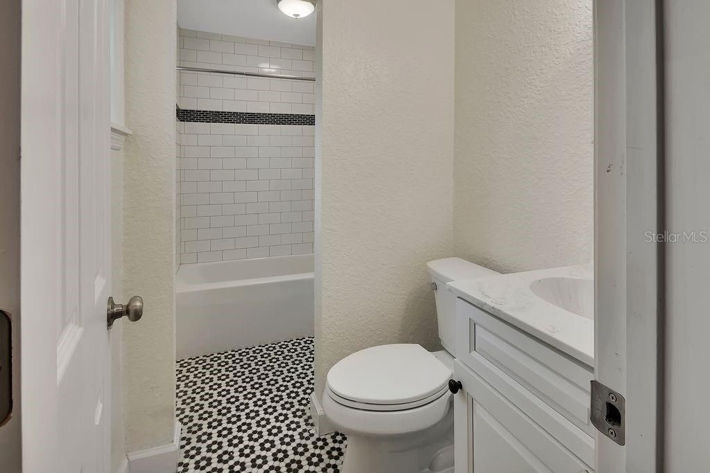 For Sale: $269,900 (3 beds, 1 baths, 1054 Square Feet)