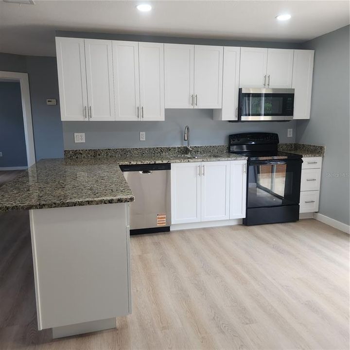 For Sale: $249,000 (2 beds, 2 baths, 966 Square Feet)