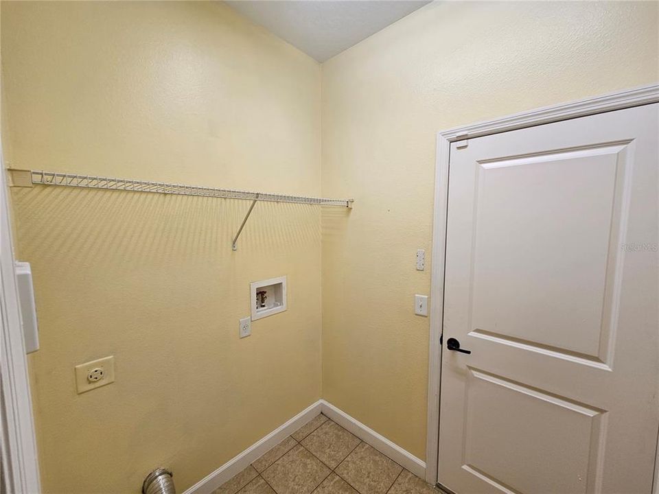 For Rent: $2,200 (3 beds, 2 baths, 1925 Square Feet)