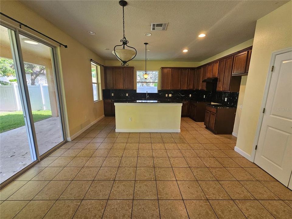 For Rent: $2,200 (3 beds, 2 baths, 1925 Square Feet)