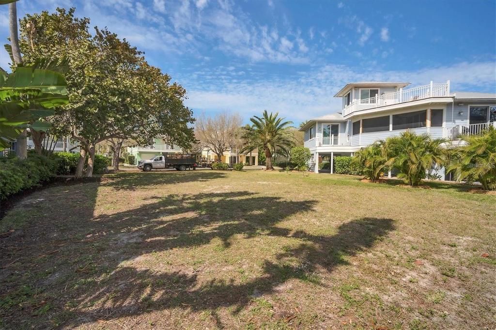 待售: $950,000 (0.22 acres)