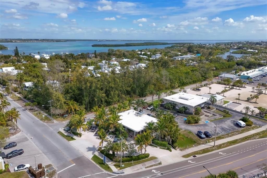 待售: $950,000 (0.22 acres)