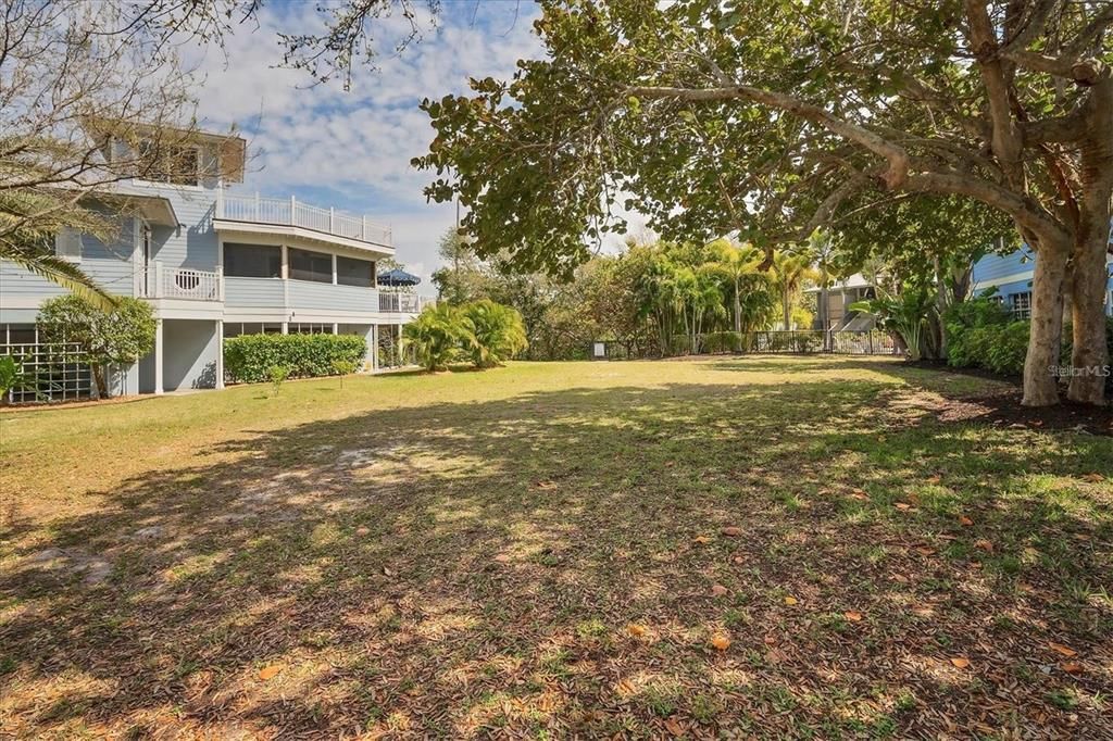 待售: $950,000 (0.22 acres)