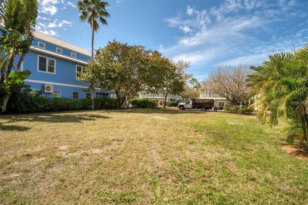 待售: $950,000 (0.22 acres)