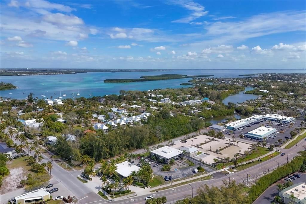 待售: $950,000 (0.22 acres)