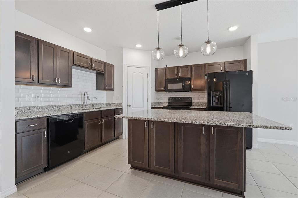 For Sale: $265,000 (3 beds, 2 baths, 1633 Square Feet)