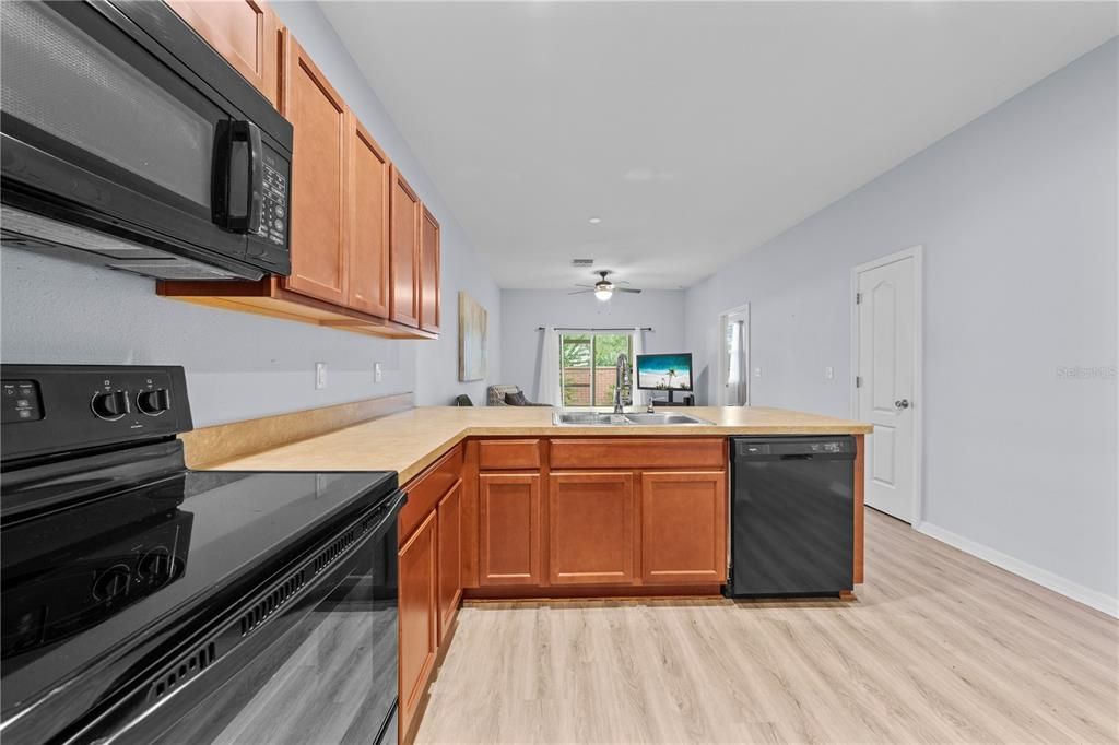 For Sale: $275,000 (3 beds, 2 baths, 1198 Square Feet)