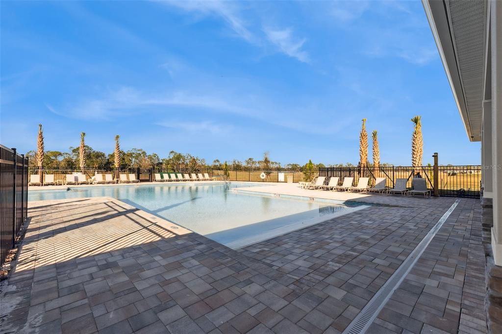 Activo con contrato: $414,990 (5 camas, 3 baños, 2601 Pies cuadrados)