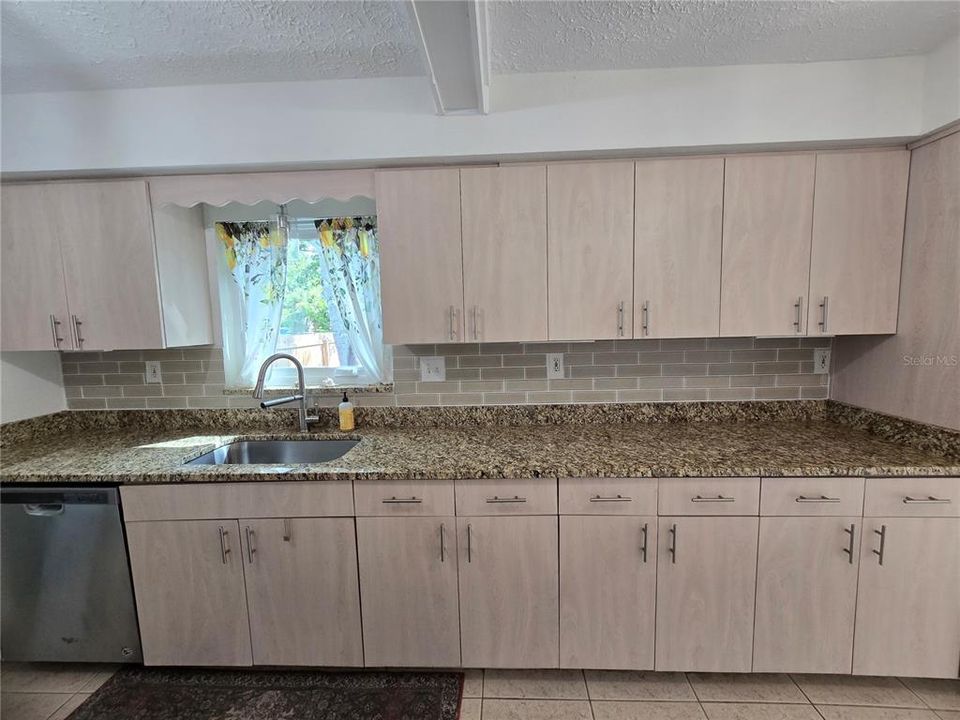 В аренду: $2,500 (2 спален, 1 ванн, 920 Квадратных фут)