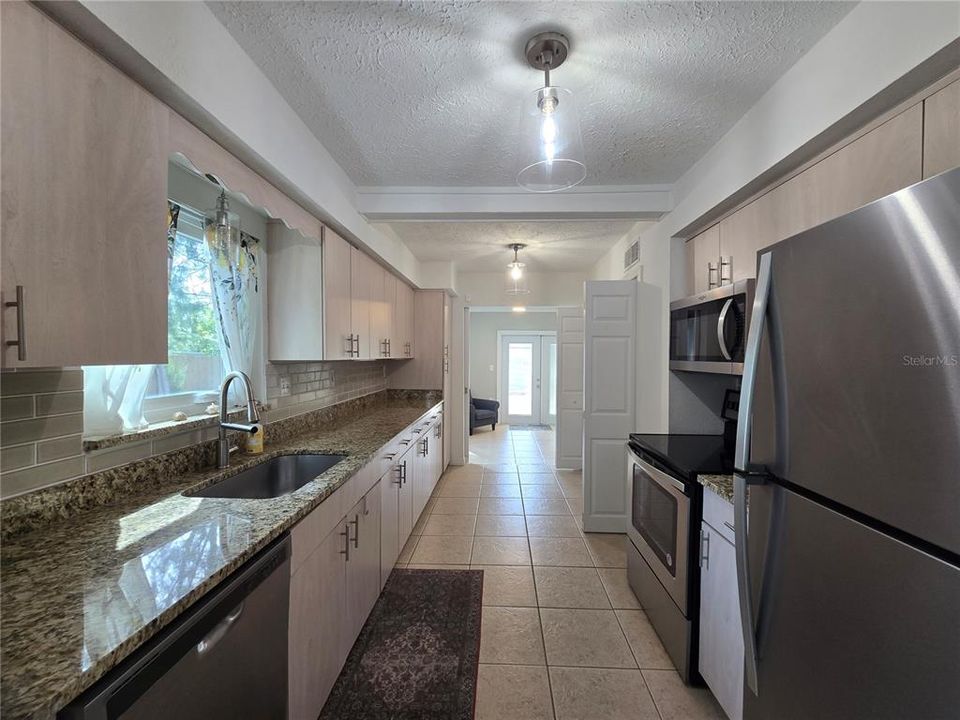 В аренду: $2,500 (2 спален, 1 ванн, 920 Квадратных фут)