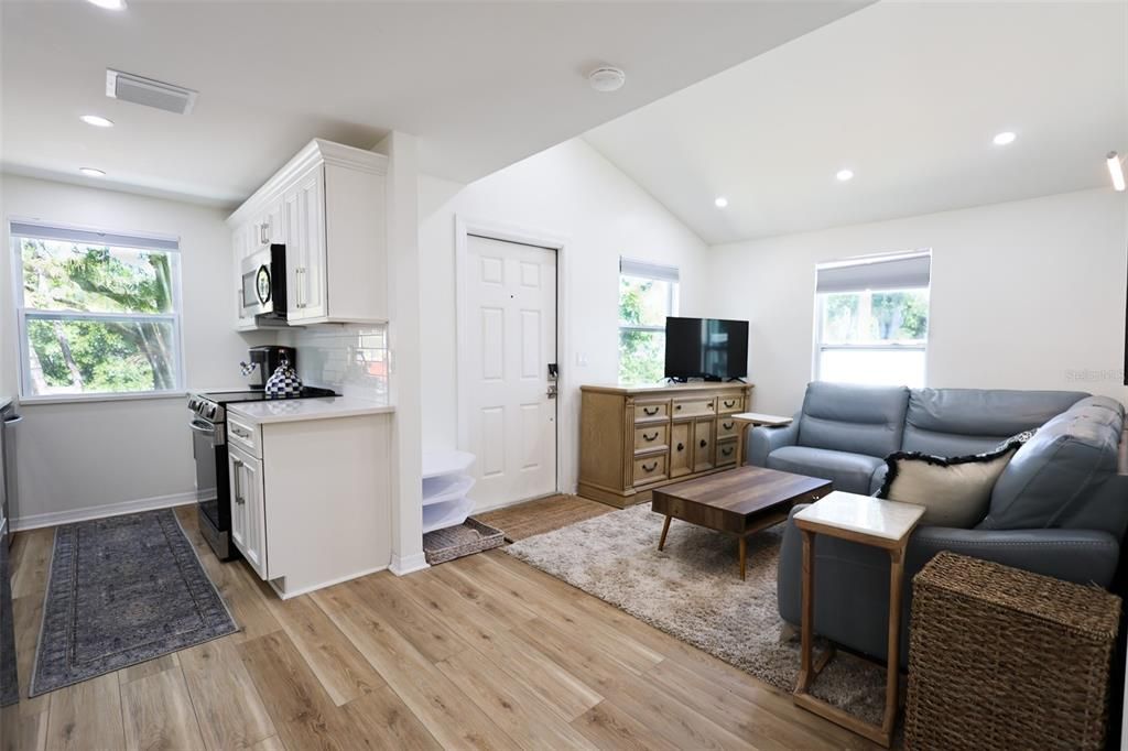 For Sale: $335,000 (3 beds, 1 baths, 768 Square Feet)