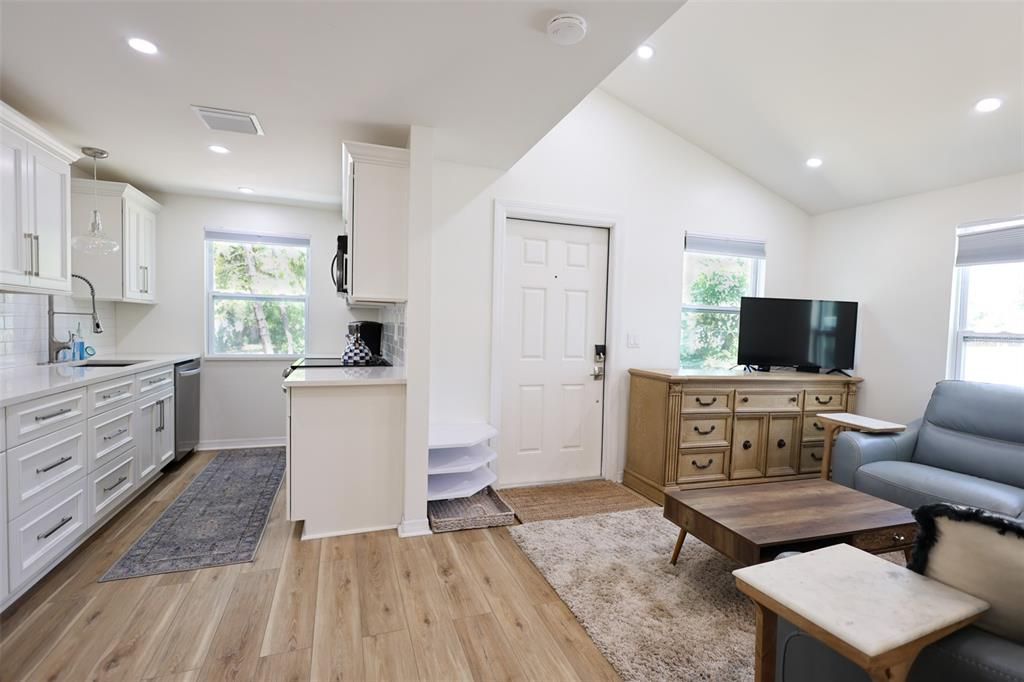 For Sale: $335,000 (3 beds, 1 baths, 768 Square Feet)