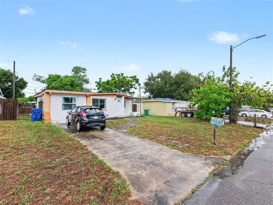 For Sale: $250,000 (2 beds, 1 baths, 716 Square Feet)