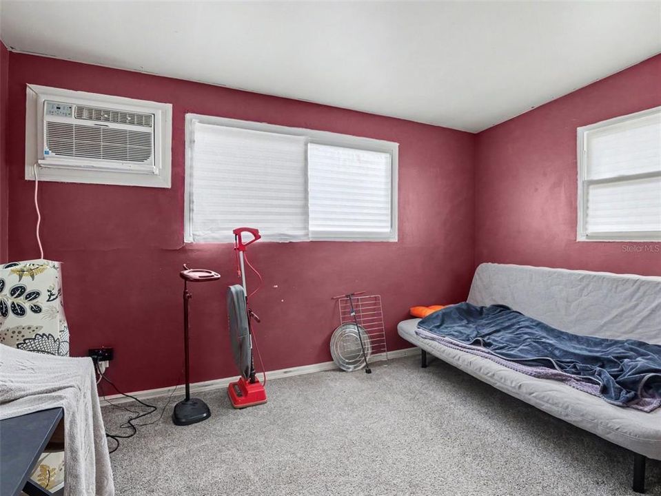 For Sale: $250,000 (2 beds, 1 baths, 716 Square Feet)