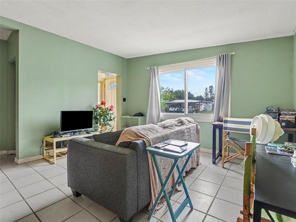 For Sale: $250,000 (2 beds, 1 baths, 716 Square Feet)