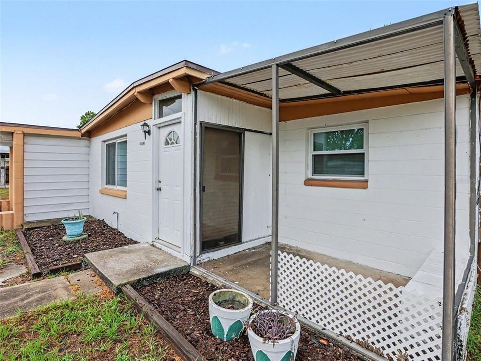 For Sale: $250,000 (2 beds, 1 baths, 716 Square Feet)