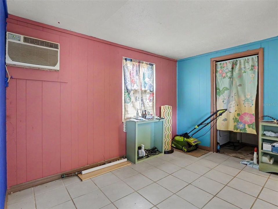 For Sale: $250,000 (2 beds, 1 baths, 716 Square Feet)
