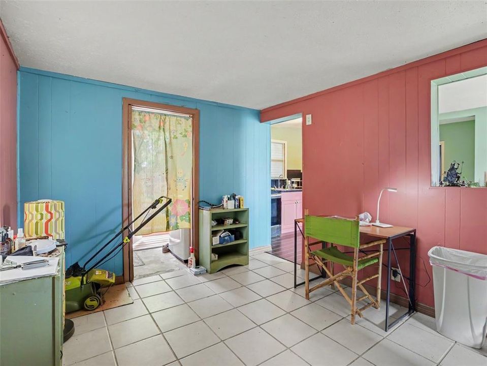 For Sale: $250,000 (2 beds, 1 baths, 716 Square Feet)