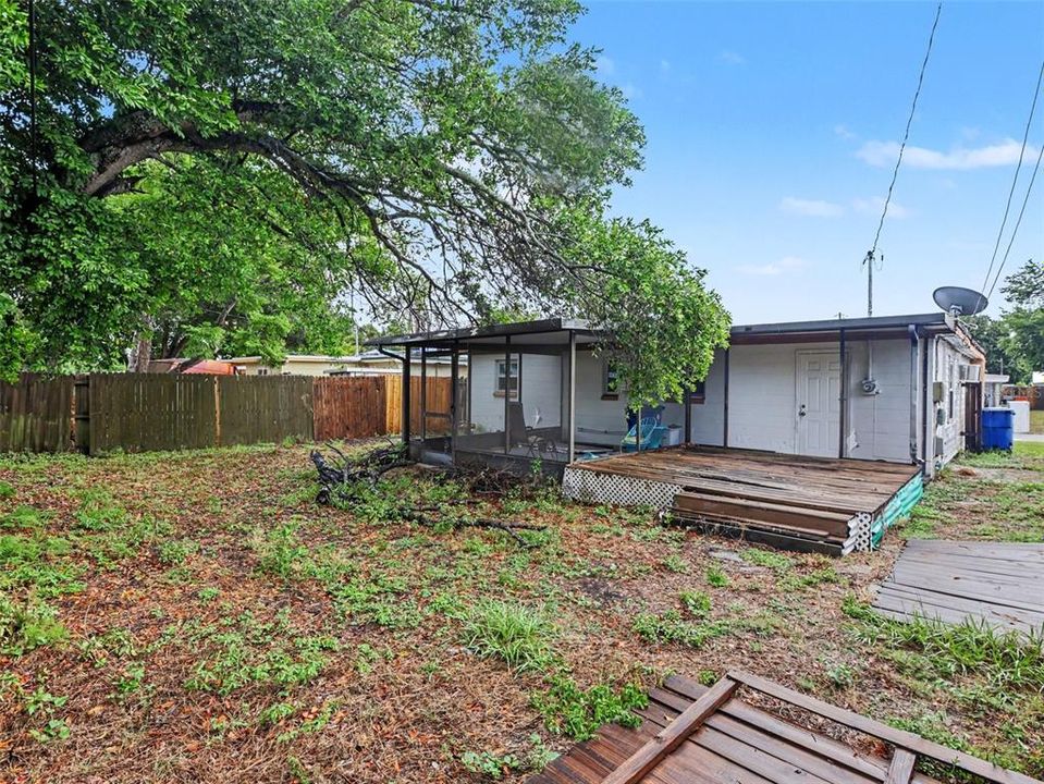 For Sale: $250,000 (2 beds, 1 baths, 716 Square Feet)