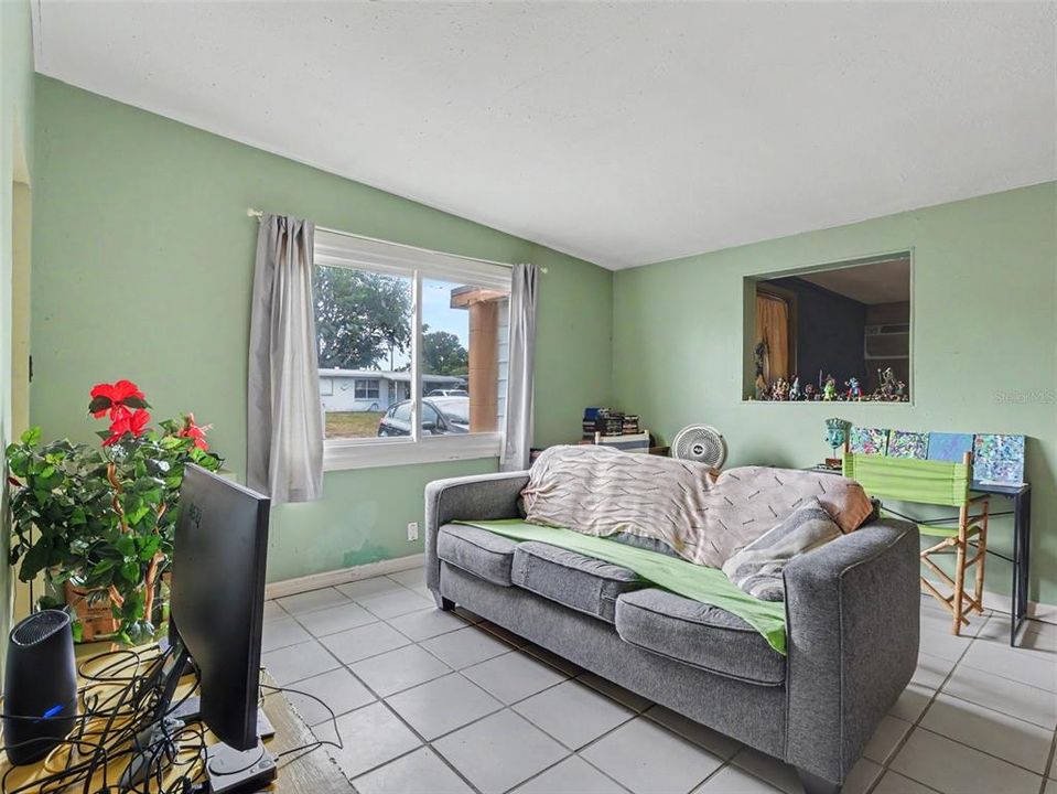 For Sale: $250,000 (2 beds, 1 baths, 716 Square Feet)