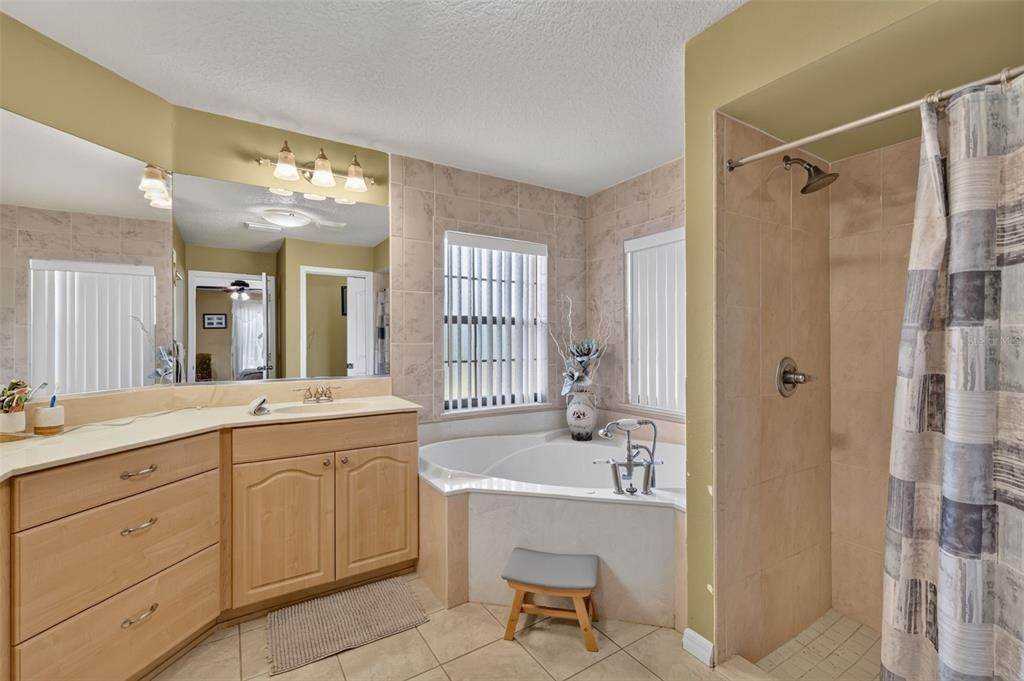 For Sale: $1,083,000 (3 beds, 2 baths, 2958 Square Feet)