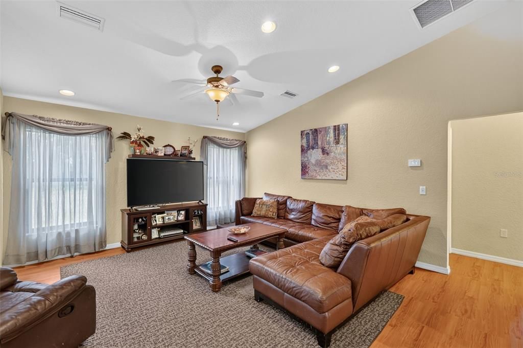 For Sale: $1,083,000 (3 beds, 2 baths, 2958 Square Feet)
