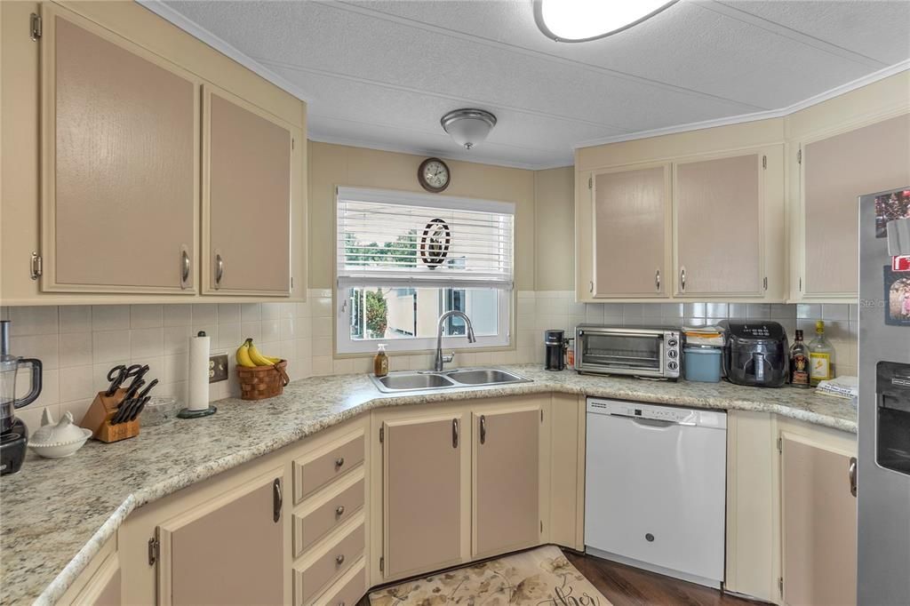 На продажу: $189,900 (2 спален, 2 ванн, 1056 Квадратных фут)