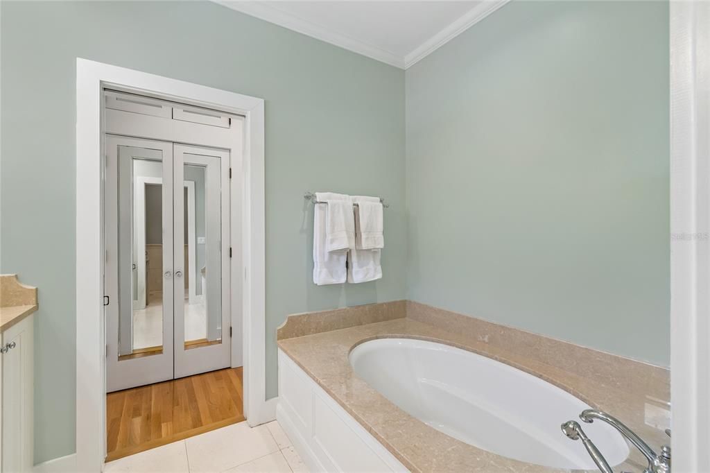 Activo con contrato: $1,825,000 (3 camas, 3 baños, 2175 Pies cuadrados)