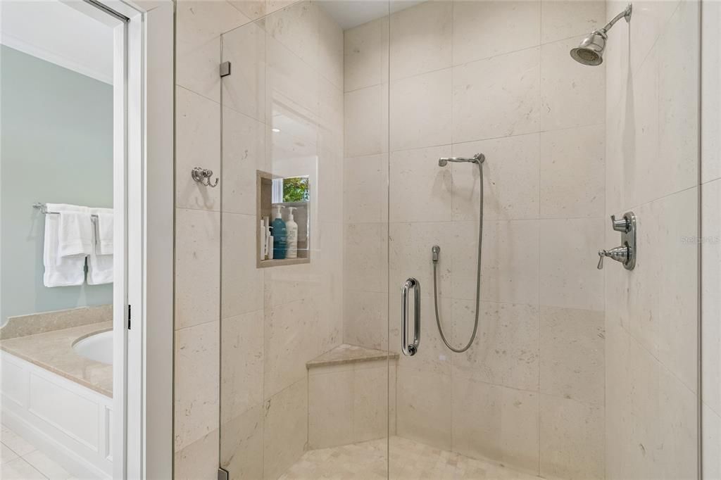 Activo con contrato: $1,825,000 (3 camas, 3 baños, 2175 Pies cuadrados)