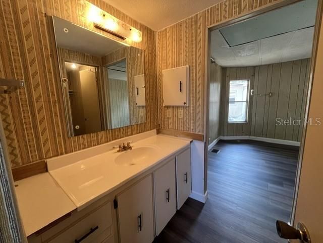 For Sale: $129,129 (2 beds, 2 baths, 871 Square Feet)