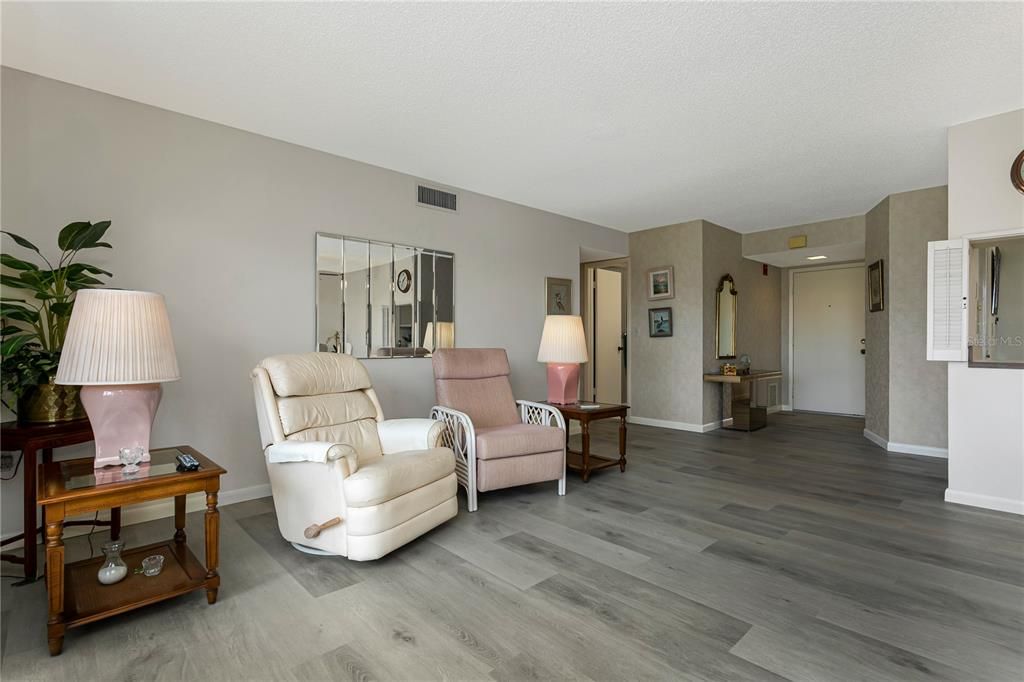 For Sale: $174,900 (2 beds, 2 baths, 1104 Square Feet)