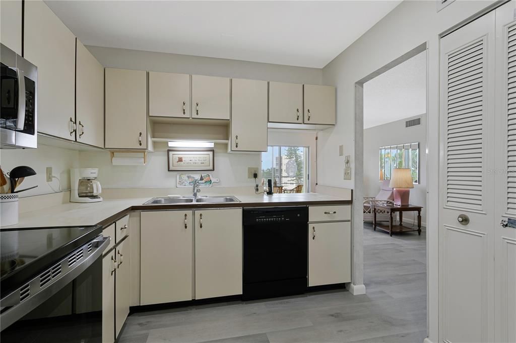 For Sale: $174,900 (2 beds, 2 baths, 1104 Square Feet)
