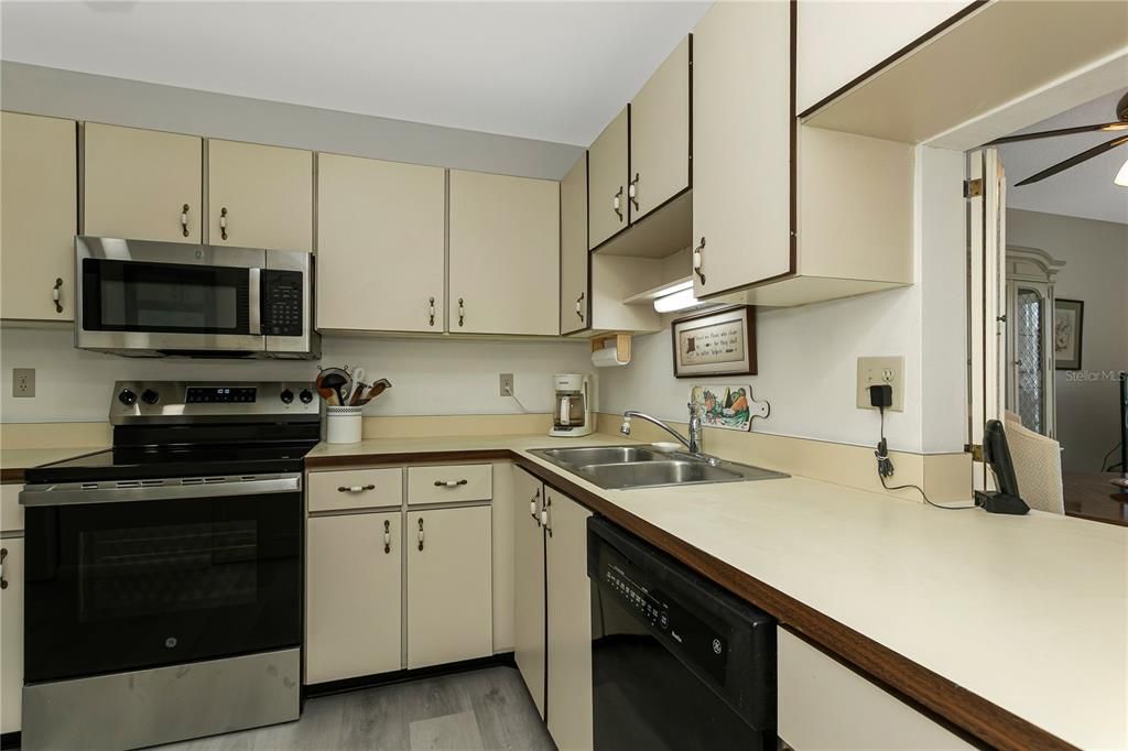For Sale: $174,900 (2 beds, 2 baths, 1104 Square Feet)